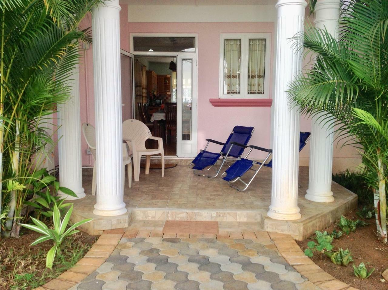 Fayruz Villa Is A 3 Bedroom, 3 Bathroom Detached House With Ac And Swimming Pool 5 Minutes Walk From Flic En Flac Public Beach Zewnętrze zdjęcie