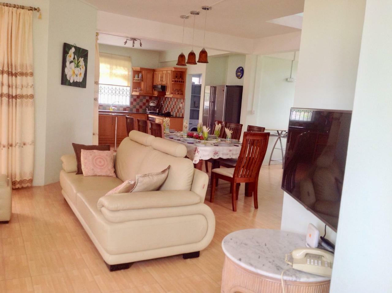 Fayruz Villa Is A 3 Bedroom, 3 Bathroom Detached House With Ac And Swimming Pool 5 Minutes Walk From Flic En Flac Public Beach Zewnętrze zdjęcie