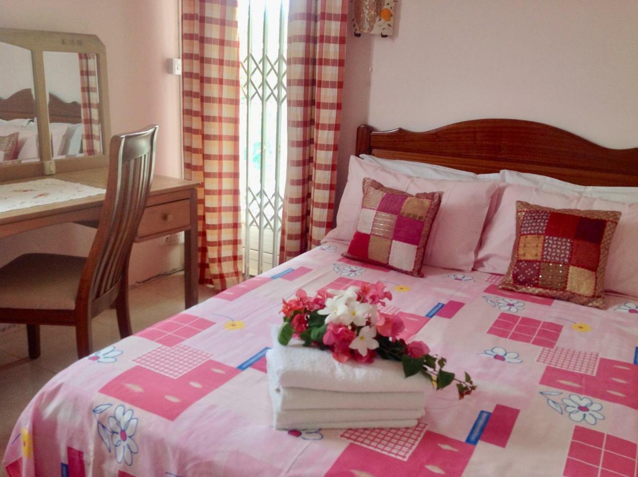 Fayruz Villa Is A 3 Bedroom, 3 Bathroom Detached House With Ac And Swimming Pool 5 Minutes Walk From Flic En Flac Public Beach Zewnętrze zdjęcie